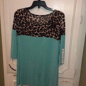 🛍️T-shirt. Teal and Leopard print on shoulders